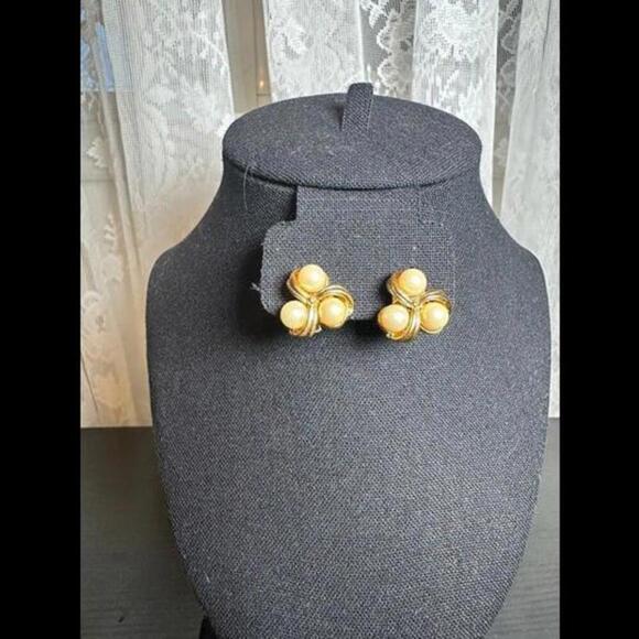 Vintage Gold-Tone Pearl Cluster Clip-On Earrings – Classic and Elegant - Picture 1 of 2